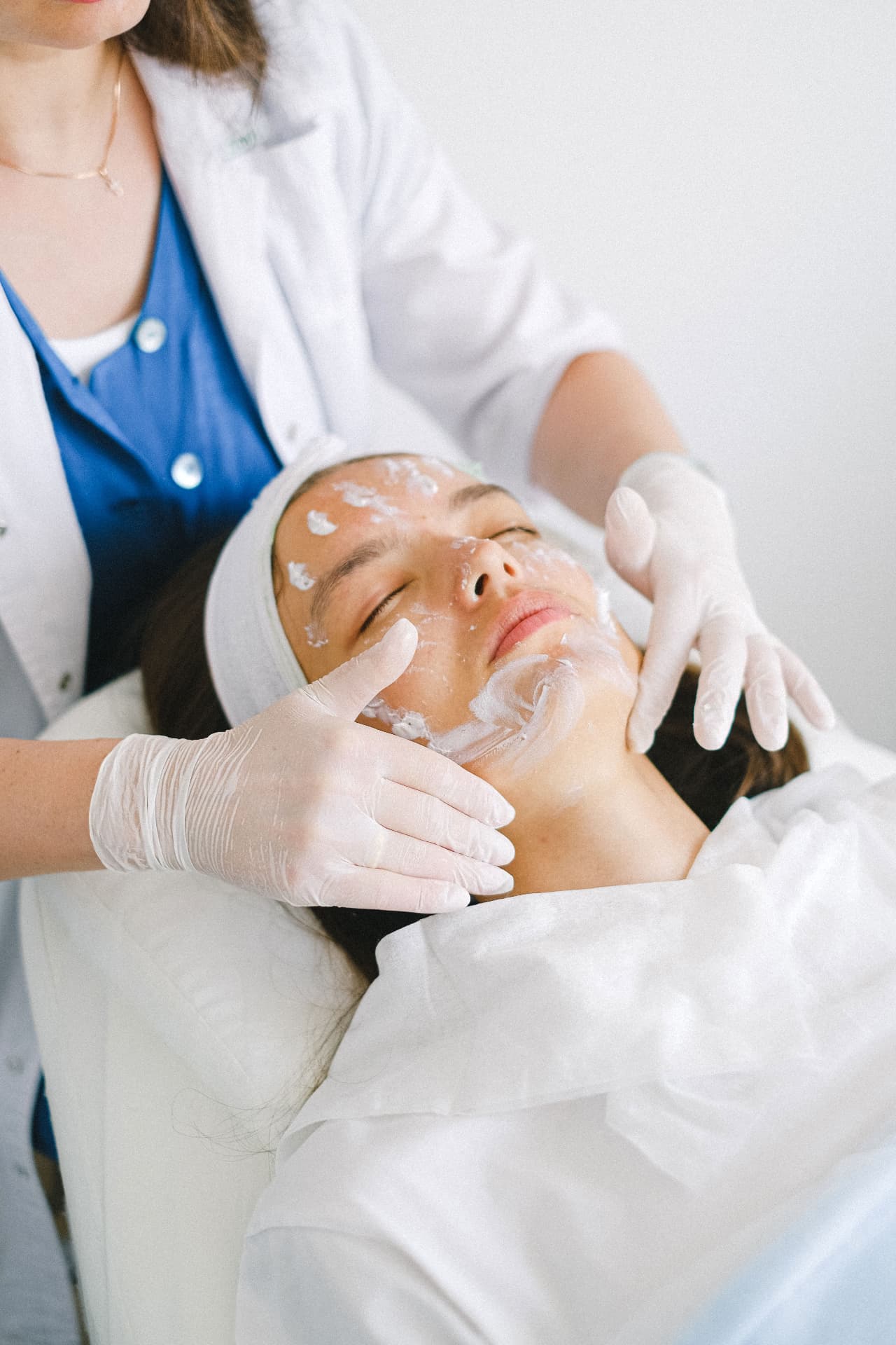 Soin du visage pratiqué par une praticienne en clinique